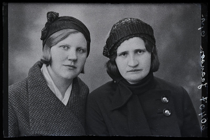 Kaks naist, (foto tellija Jaanson Suure-Jaanist).