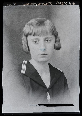 Viljandi Eesti Haridusseltsi Tütarlaste Gümnaasiumi abiturient Hilda Toonikus.  similar photo