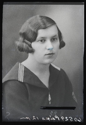 Viljandi Eesti Haridusseltsi Tütarlaste Gümnaasiumi abiturient Marie Peips.  similar photo