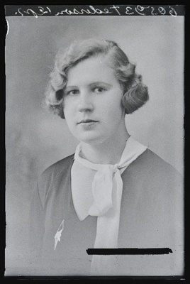 Viljandi Linna Naiskutsekooli lõpetaja Magda Tederschmidt.  similar photo