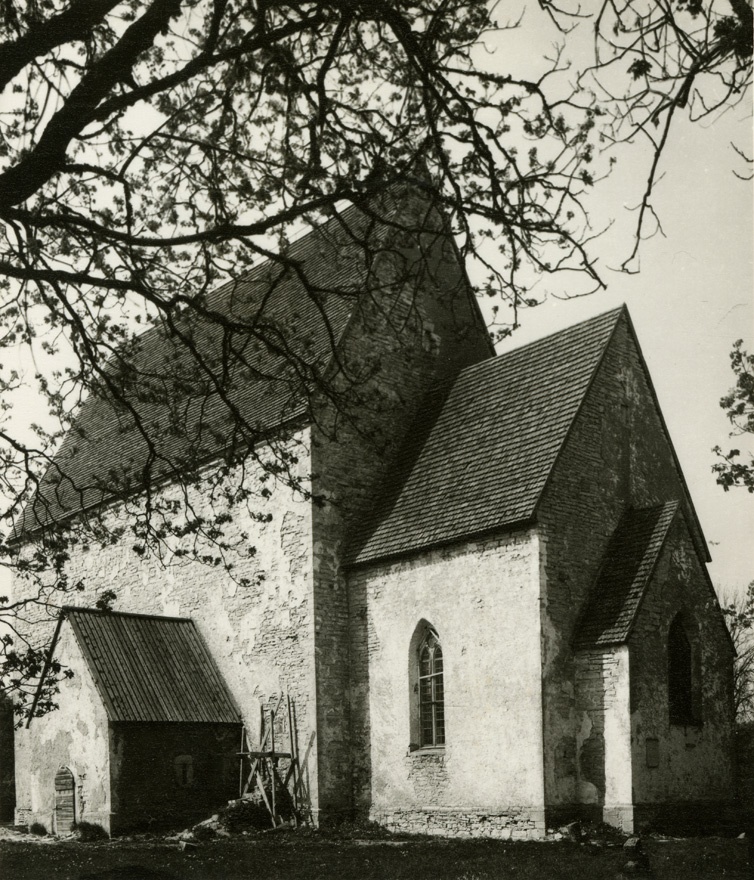 Muhu Püha Katariina kirik, vaade hoonele kagust