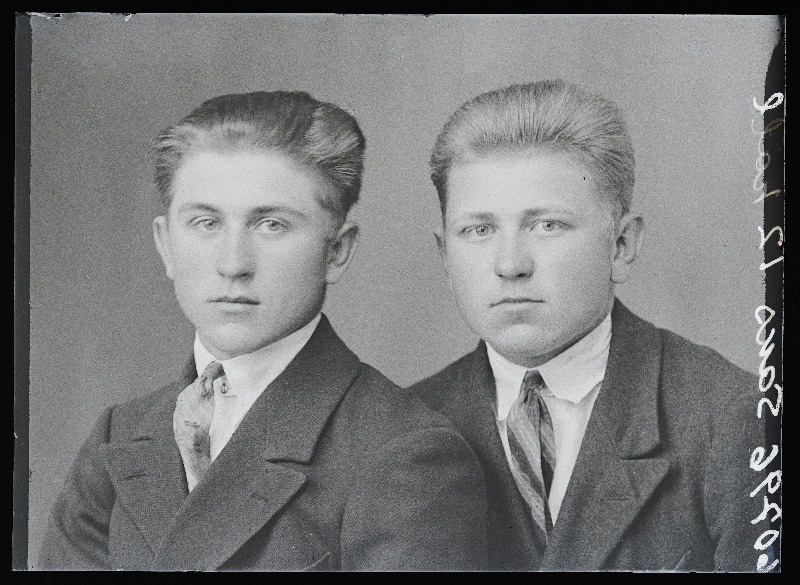 Kaks noormeest, (foto tellija Anton Saks, Lalsi, Ahjuoja talu).