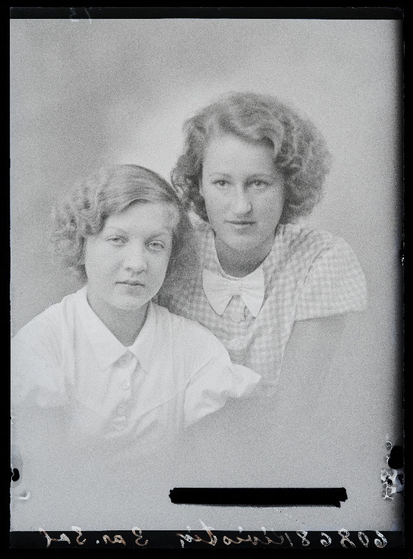 Kaks naist, (foto tellija Kivistik).