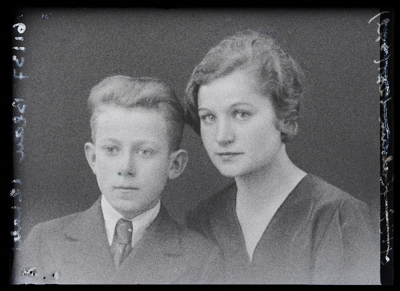 Noormees ja naine, (foto tellija Blau).