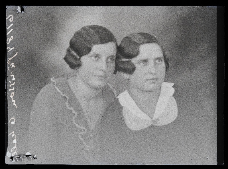 Kaks naist, (foto tellija Jürisson).
