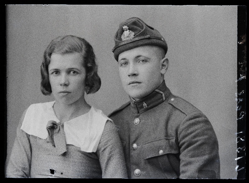 Sakala Üksik Jalaväepataljoni sõjaväelane (ajateenija) naisega, (foto tellija Pass).