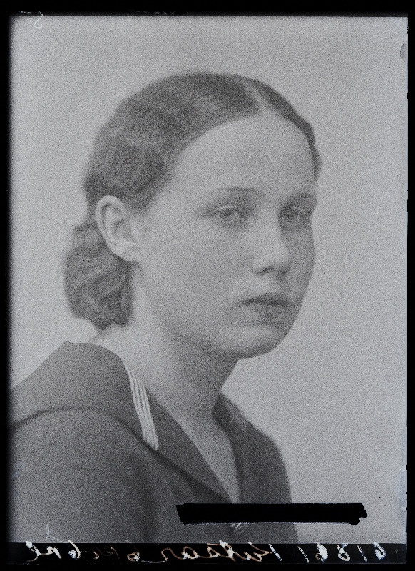 Viljandi Eesti Haridusseltsi Tütarlaste Gümnaasiumi õpilane Kutsar.