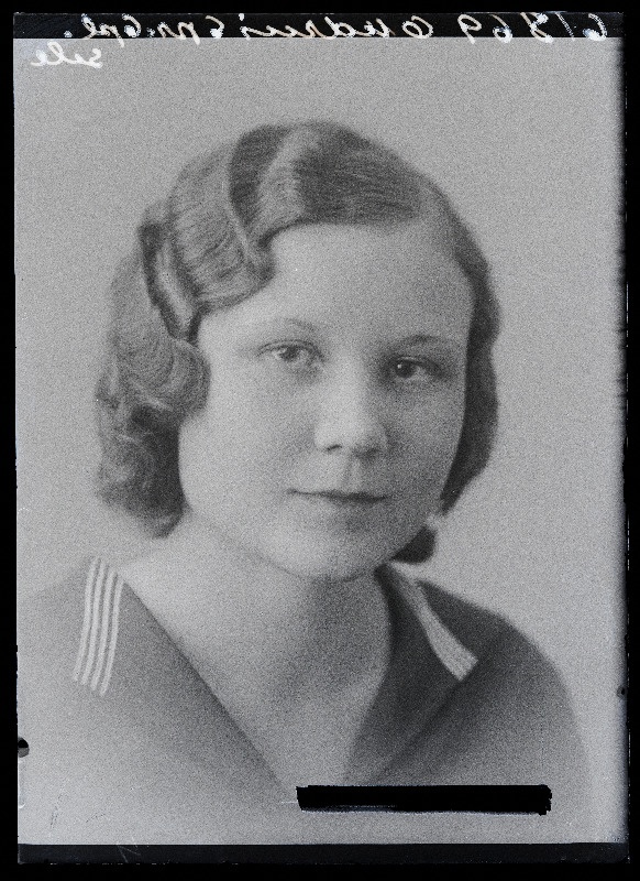 Viljandi Eesti Haridusseltsi Tütarlaste Gümnaasiumi abiturient Renate Ondruy.