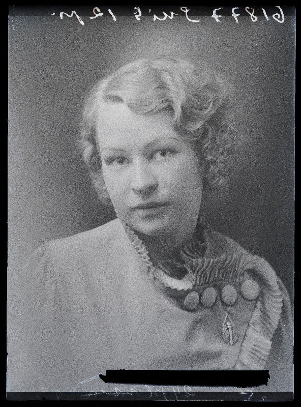 Viljandi Eesti Haridusseltsi Tütarlaste Gümnaasiumi abiturient Magda Suits.