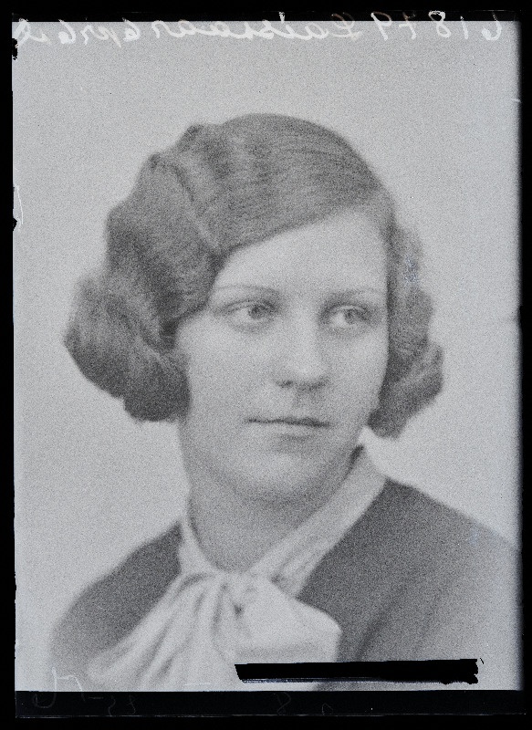 Viljandi Eesti Haridusseltsi Tütarlaste Gümnaasiumi abiturient Noomi Laissaar [Laisaar].