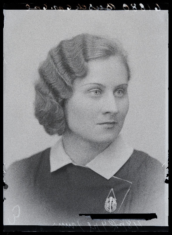 Viljandi Eesti Haridusseltsi Tütarlaste Gümnaasiumi abiturient Natalia Busch.