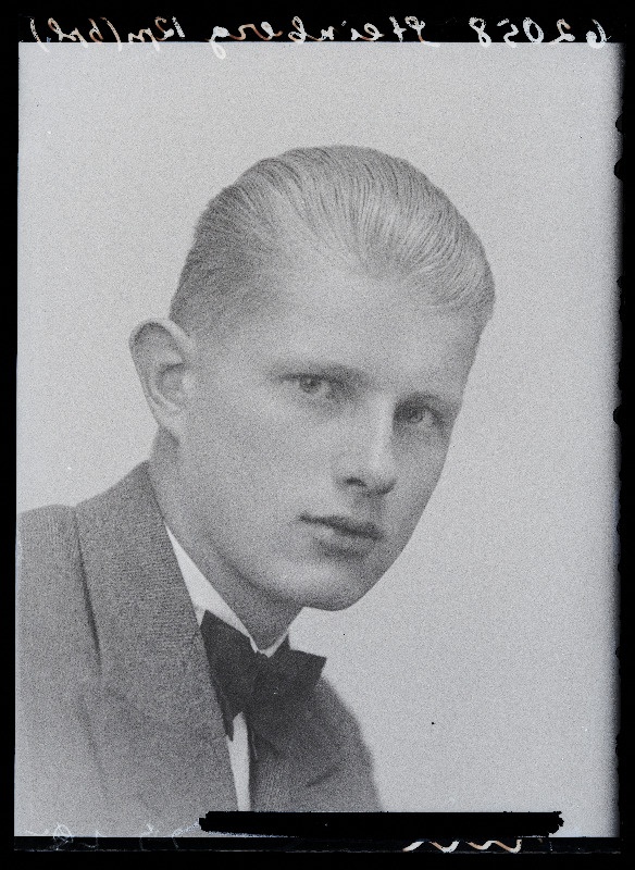 Viljandi Maagümnaasiumi abiturient Johannes Steinberg (Juhan Suurkivi).