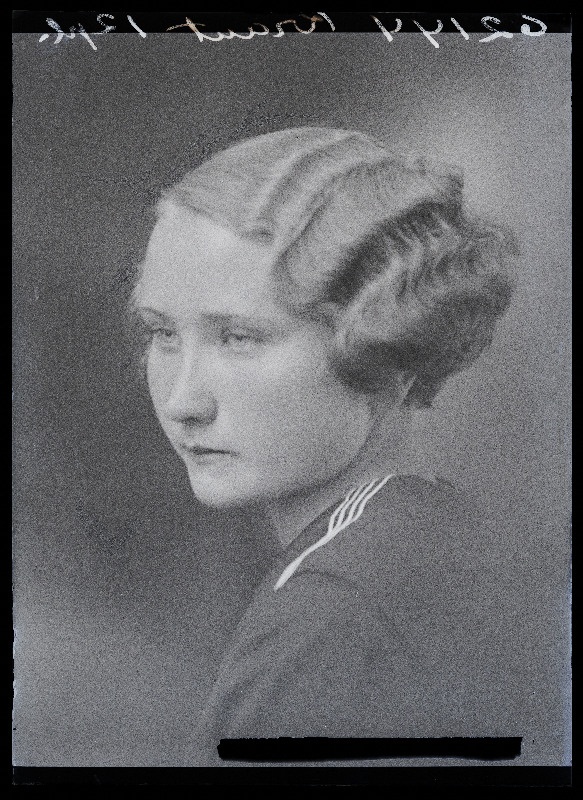 Viljandi Eesti Haridusseltsi Tütarlaste Gümnaasiumi õpilane Kraut.