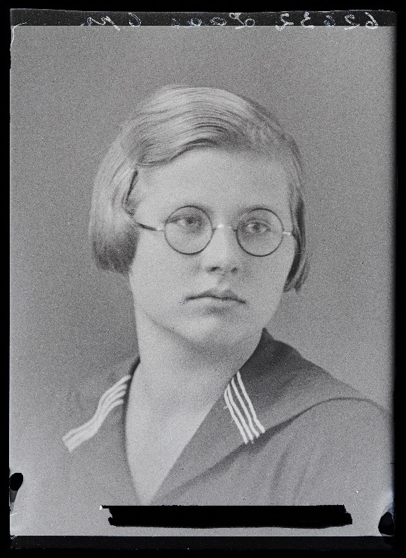 Viljandi Eesti Haridussletsi Tütarlaste Gümnaaiumi õpilane Leida Laas.