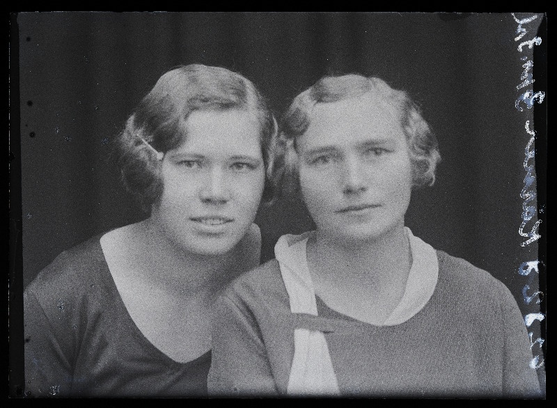 Kaks naist, (foto tellija Kärner).