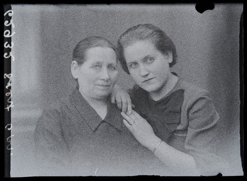Kaks naist, (foto tellija Evert).