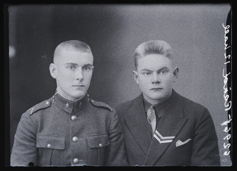 Kaks noormeest, vasakul sõjaväelane (ajateenija), Sakala Partisanide Pataljon, (foto tellija Rand).