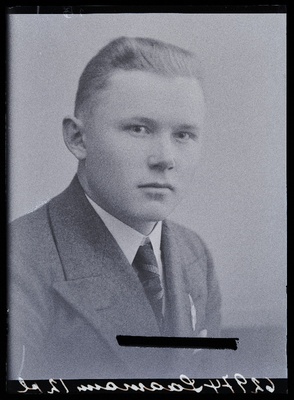 [Elmar] Laamann.  similar photo