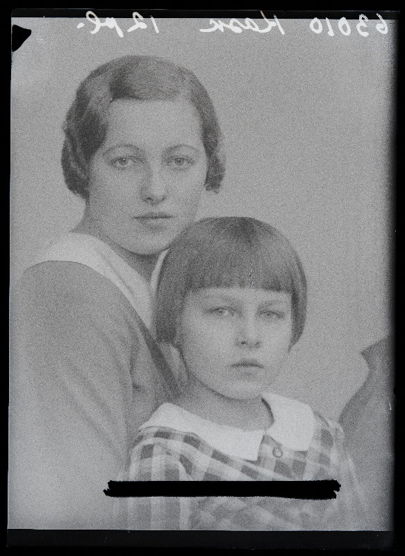 Naine tüdrukuga, (foto tellija Kask).