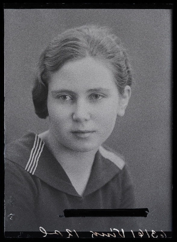 Viljandi Eesti Haridusseltsi Tütarlaste Gümnaasiumi õpilane Vink.