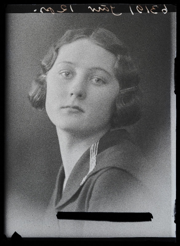 Viljandi Eesti Haridusseltsi Tütarlaste Gümnaasiumi õpilane Laine Järv.