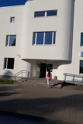 Avatud Keila haigla lasteosakonna juhataja Reet Geide haigla ees. rephoto