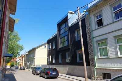 Põletatud fassaadiga korterelamu Tallinnas Suur-Laagri 12, arhitektuuribüroo Eek & Mutso rephoto