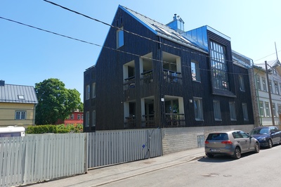 Põletatud fassaadiga korterelamu Tallinnas Suur-Laagri 12, arhitektuuribüroo Eek & Mutso rephoto