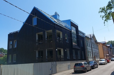 Põletatud fassaadiga korterelamu Tallinnas Suur-Laagri 12, arhitektuuribüroo Eek & Mutso rephoto