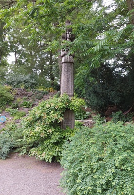 TÜ juubelipidustused 1982a. Tütarlapse puitskulptuur kõrgel puitalusel, mille kiri Tartu Ülikool 350 Vilniaus Universitetas 1982. rephoto