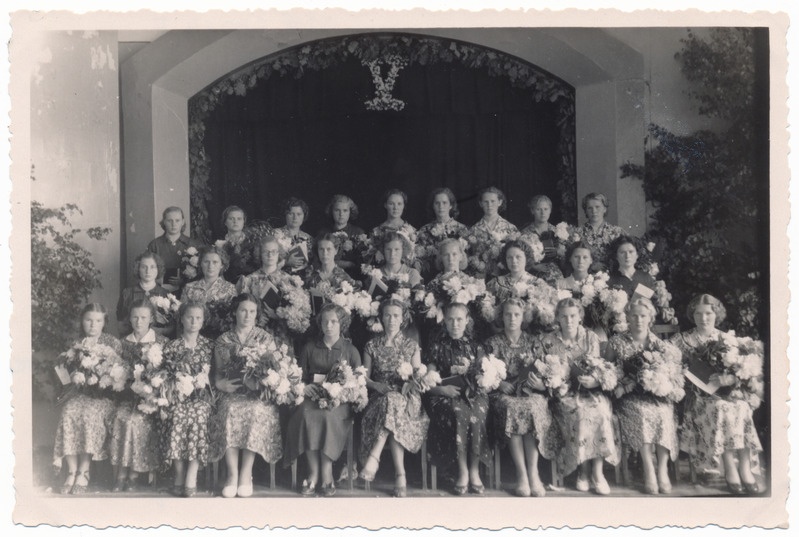 foto, Viljandi Pedagoogiline Kool, koolilõpetajad, kursus IV C, V lend, 28.06.1956, tagareas paremalt 3.Eha Jaani, ab Seeba, I r keskel Helga Mägedi