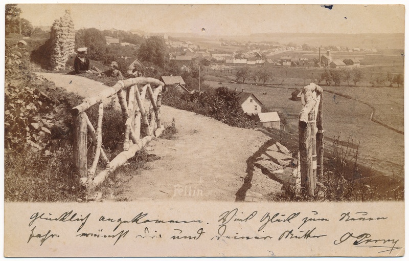 fotopostkaart albumis, vaade Viljandi lossimägedest Tartu tn lõpuosa poole, paremal auruveski 1901, foto T. Parri