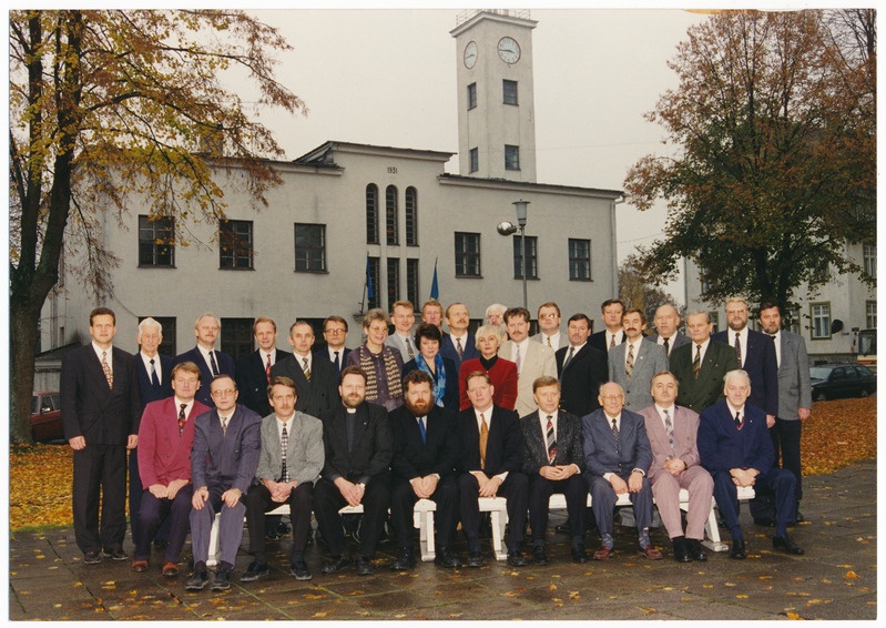 värvifoto, Viljandi linnavolikogu IX koosseis, osa linnavalitsusest, raekoda, oktoober 1996, I r par 5.A. Kimber, esimees, II r par 1.A. Soosaar, linnapea