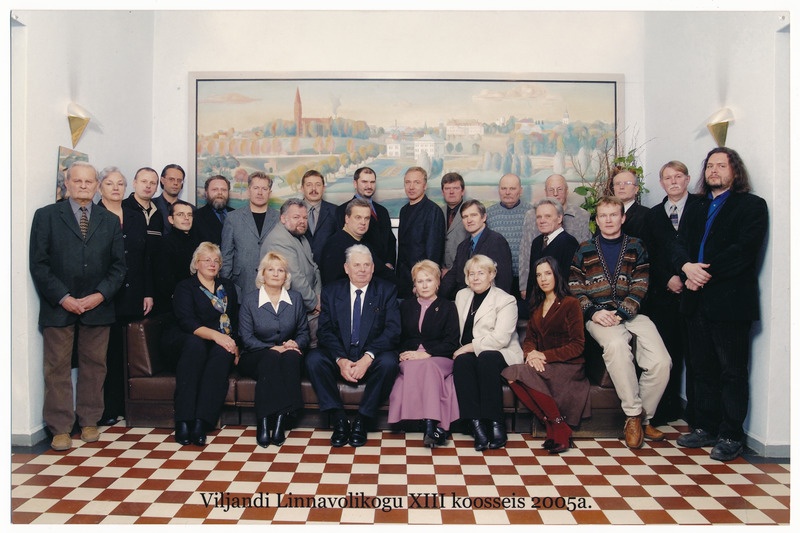 värvifoto, Viljandi linnavolikogu XIII koosseis, 2005-2009, raekoda, 2005 foto J. Pääsuke, II r (toetuvad diivanile) vas 2.Tarmo Loodus, esimees