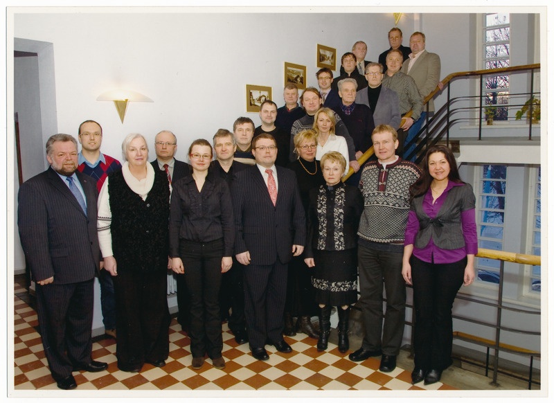 värvifoto, Viljandi linnavolikogu XIV koosseis, 2009-2013, raekoda, 2009 Matifoto, I r vas 1.Tarmo Loodus, esimees