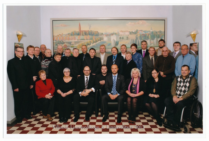värvifoto, Viljandi linnavolikogu XV koosseis (2013-2016) ja linnavalitsus, raekoda, 2013, I r vas 3.Ando Kiviberg, linnapea, 5.Randel Länts, esimees