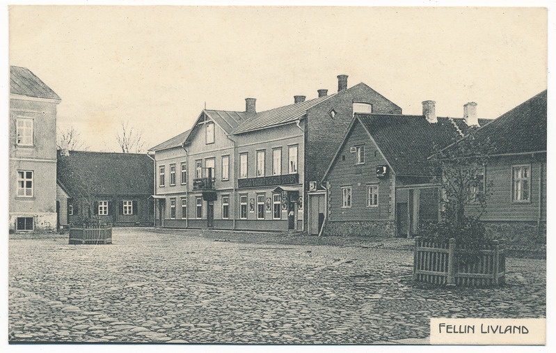 trükipostkaart albumis, Viljandi, turuplatsi (Laidoneri pl) äärsed majad, keskel nr. 7, u 1910, kirjastaja E. Ring