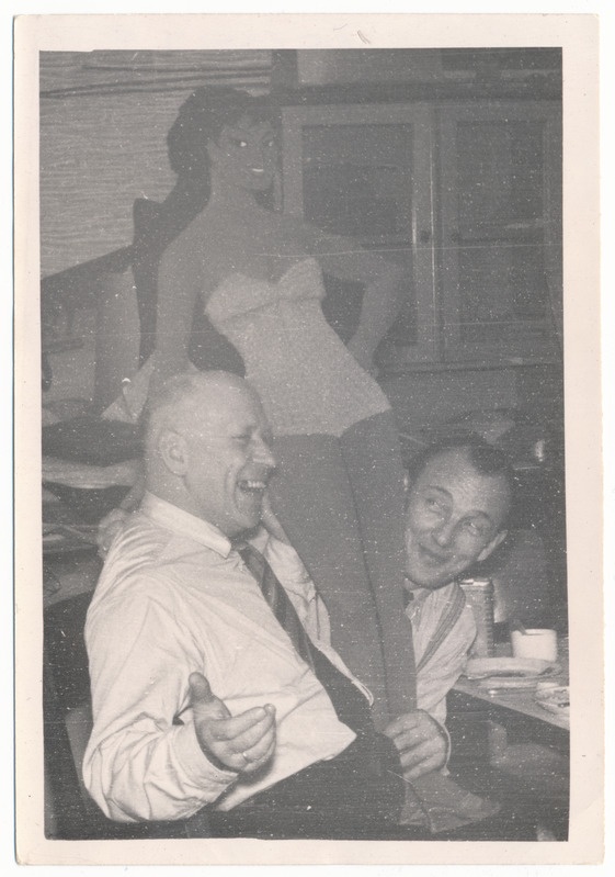 foto Viljandi kunstnik Evald Reieri (Eia) töötuba, vasakul kaubastu juht Valdur? Heinsoo, paremal Eia, u 1960