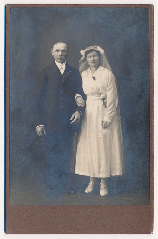 foto pruutpaar Tõnis Parrik-Parrik, Ella Veldemann u 1910 (E. Kallase ema õde, õemees)
