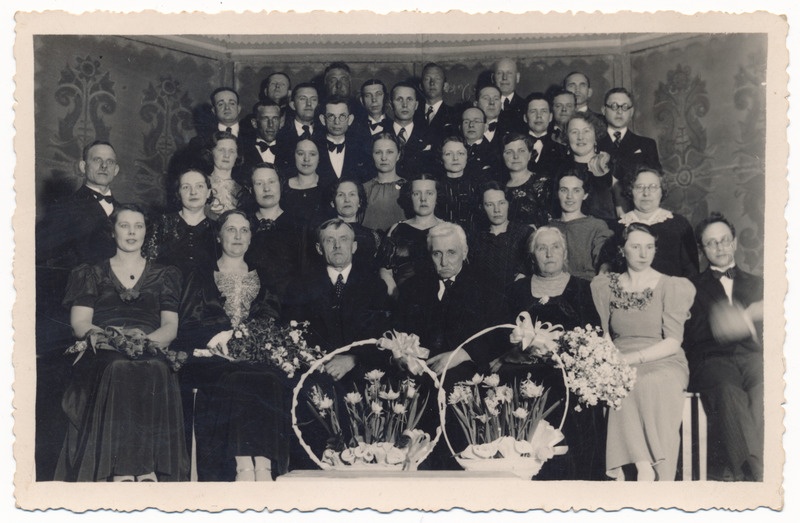 foto Viljandi, Valter Blossfeldt 70, tema segakoor, lillekorvid, 1937 (I reas par. 2. E.Lillak-Kallas 4. V.Blossfeldt 5. J.Lattik)