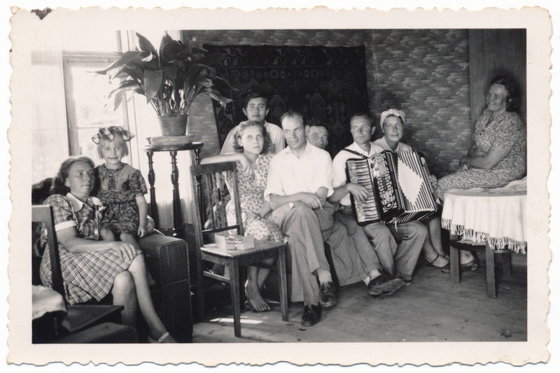 foto Viljandi khk, Lillaku talu, pere elutoas: vas Ella Kallas, 1947, Jaan Lillaku sünnipäev