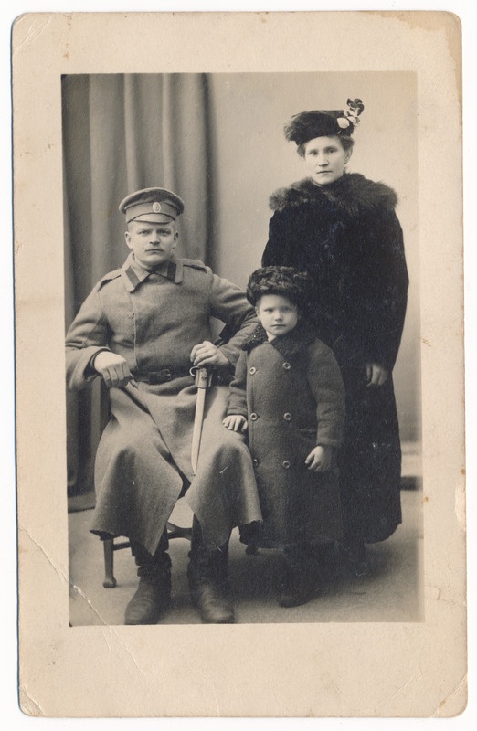 foto perekond Kukk, isa ja poeg August, ema Marie, u 1918