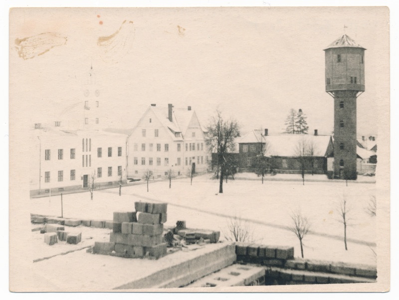 foto, Viljandi, Oru tn 3 maja ehitus, u 1959 talv, taga Linnaväljak, vasakul raekoda, paremal veetorn