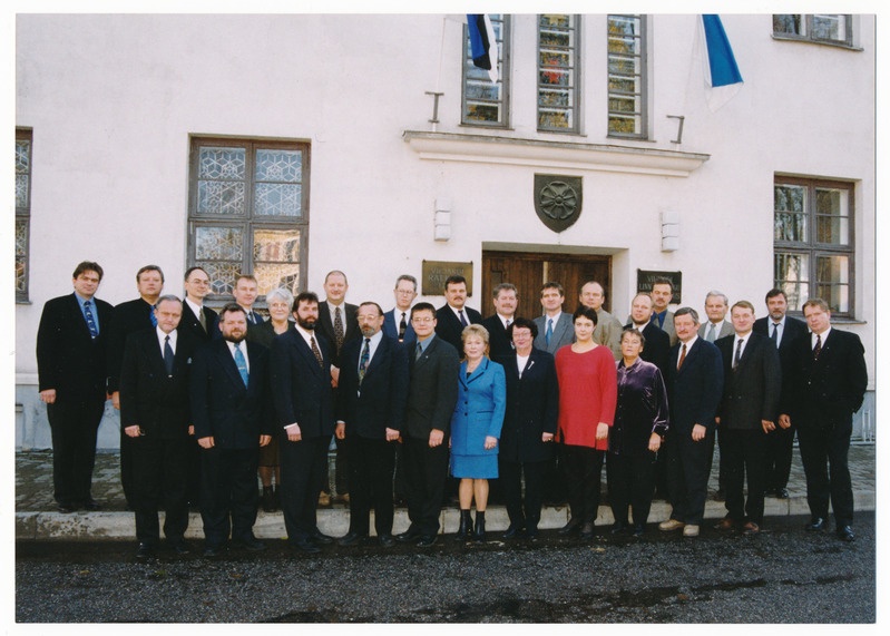 värvifoto, Viljandi linnavolikogu XI koosseis, raekoda, 29.10.1999 foto E. Riig
