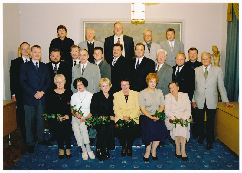 värvifoto, Viljandi linnavolikogu XI koosseis, raekoda, 27.09.2002 foto J. Pääsuke, II r paremalt 4. Tõnu Juul, esimees