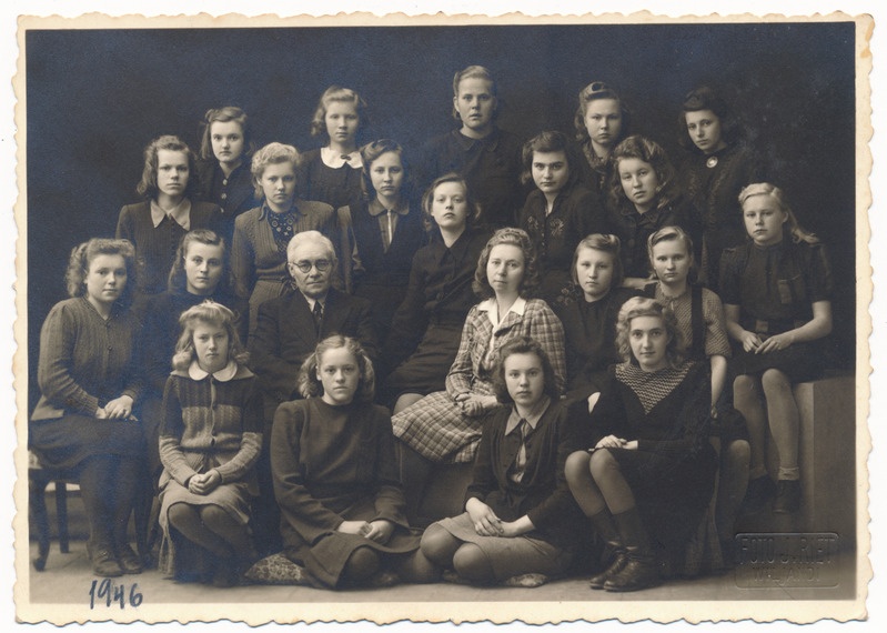foto Viljandi II Mittetäielik Keskkool, Jakobsoni tn 47c, grupp, II reas juht Peeter Algma, õpetaja Ella Kallas, 1946 foto J. Riet