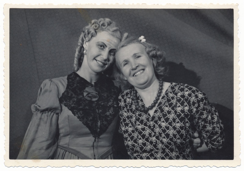 foto Viljandi kultuurimaja, I operett Montmantrei kannike, paremalt lavastaja Alice Mägi, Kannikese ema Helga Tiido, 1954 foto Alfred Hunt