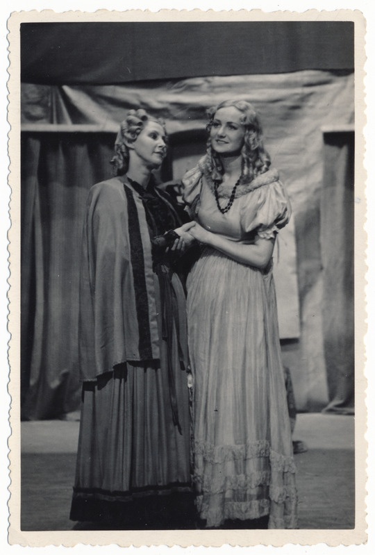foto Viljandi kultuurimaja, I operett Montmantrei kannike, Kannikese ema Helga Tiido, Kannike Silvi Mitt, 1954 foto Alfred Hunt