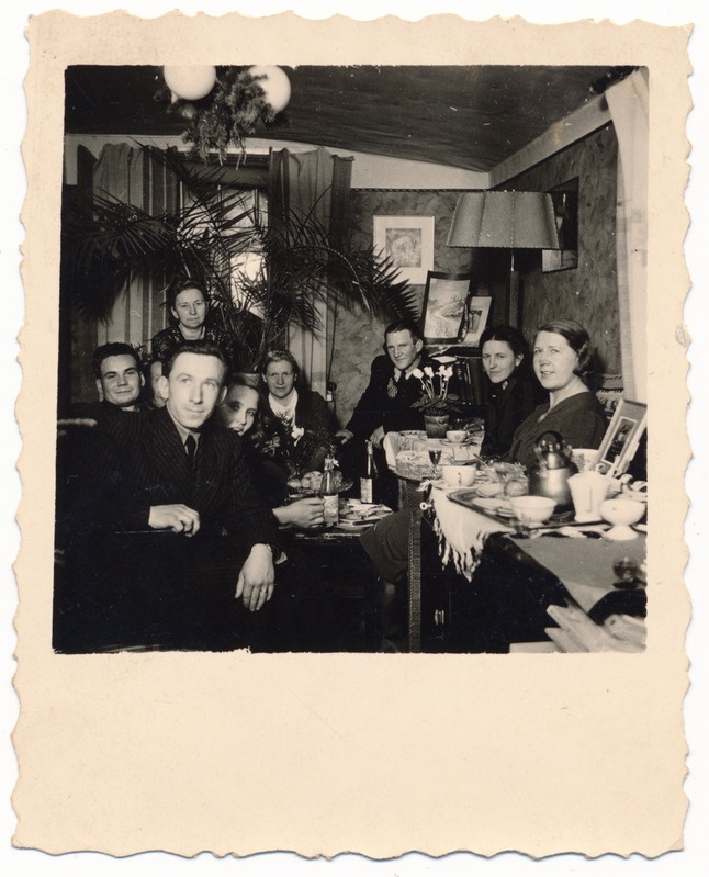 foto Viljandi? korter, sisevaade, pidulaud, taga keskel Artur Koort, vasakul Ella Lillak-Kallas, u 1940