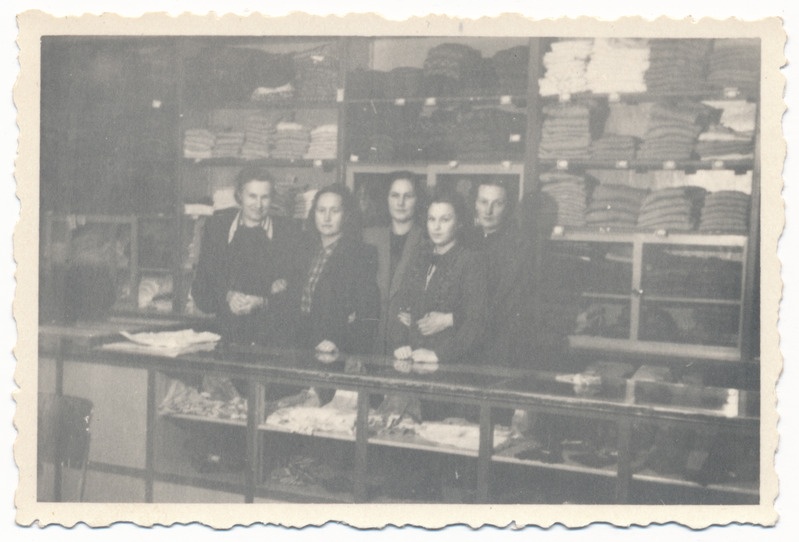 foto Viljandi Tartu tn 6, kaubastu kauplus nr 19,  Galanterii, sisevaade, müüjad, vas 2. Maimu Aasa, u 1950